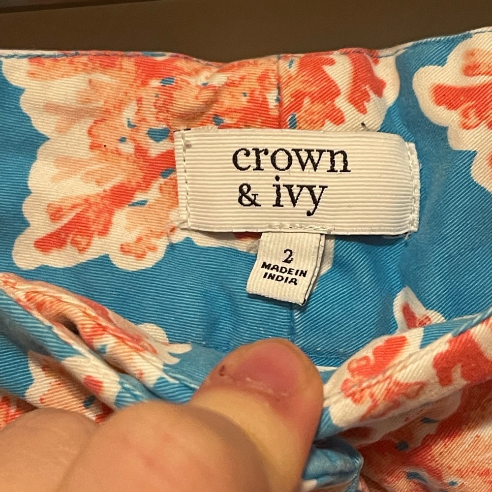Crown and Ivy Scalloped Hem Shorts - Picture 4 of 4